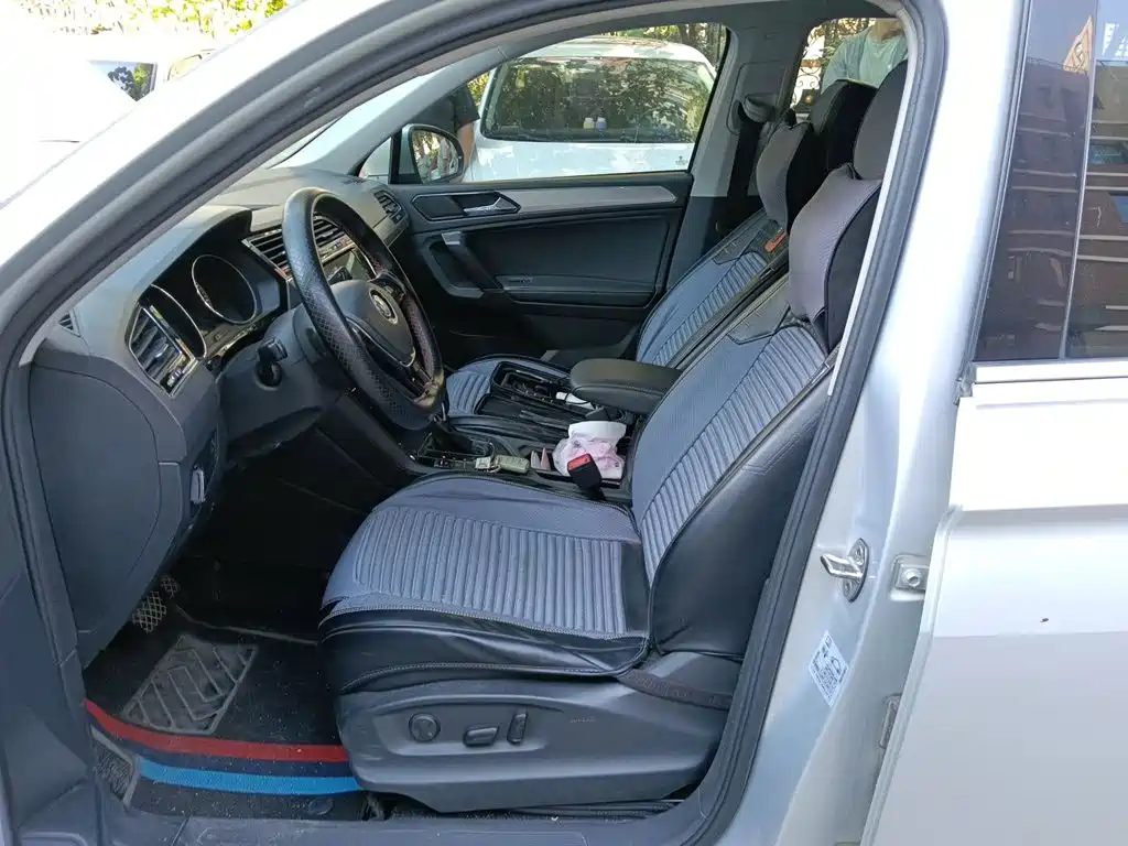 Photo 11 - Volkswagen Tiguan L