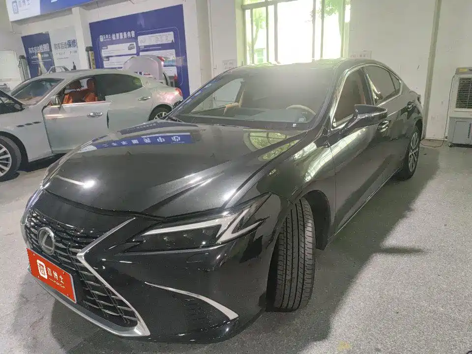 Фото 1 - Lexus ES