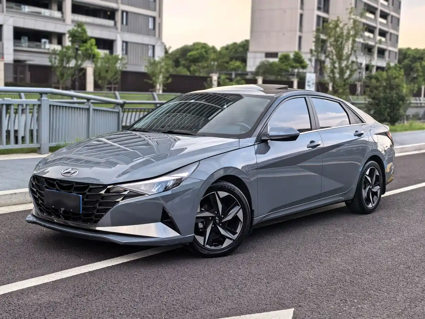 Photo 1 - Hyundai Elantra