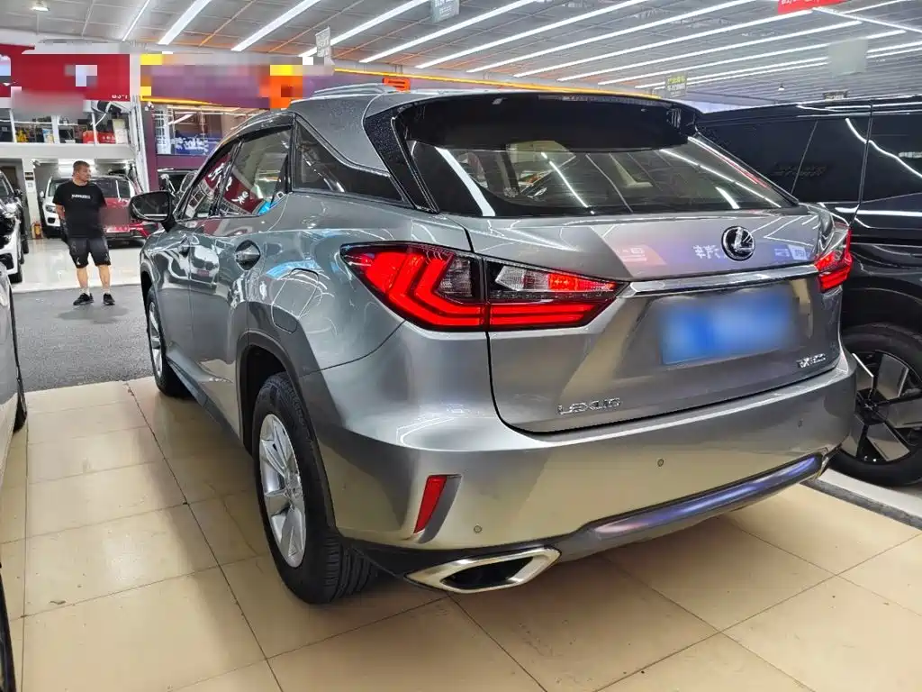 Photo 5 - Lexus RX