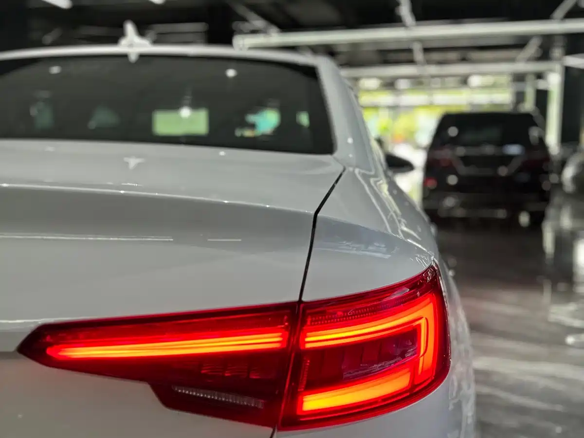 Фото 36 - Audi A4L