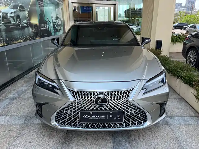 Lexus ES 2025 300h Ultimate Edition — фото 2