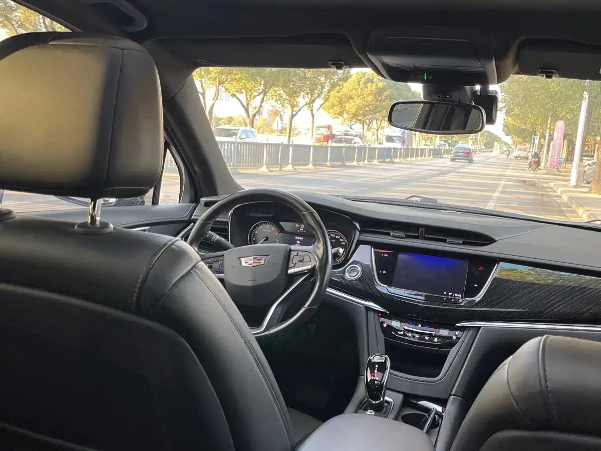 CADILLAC XT6