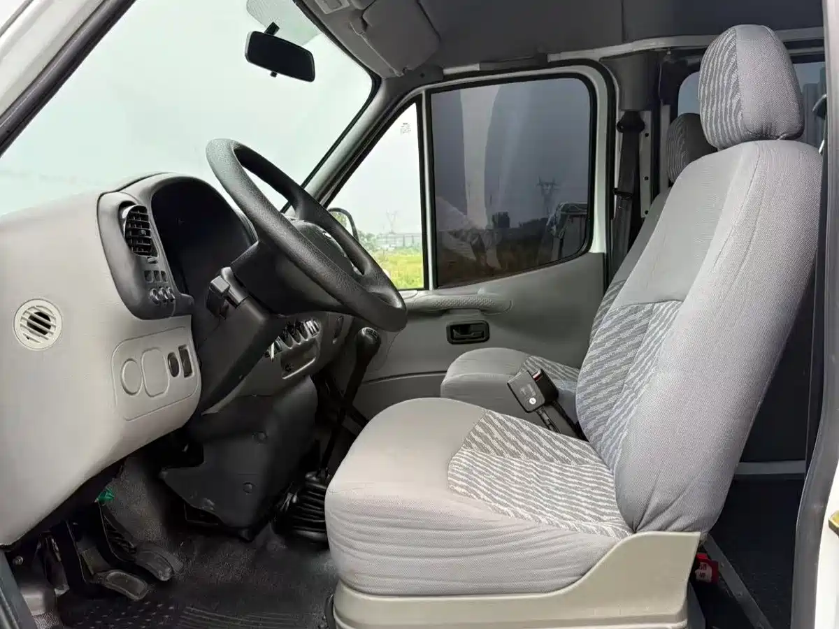 Ford Classic Transit 2015 2015 2.8T Diesel Short Wheelbase 6-Seater Mid-Roof MPV JX493ZLQ4