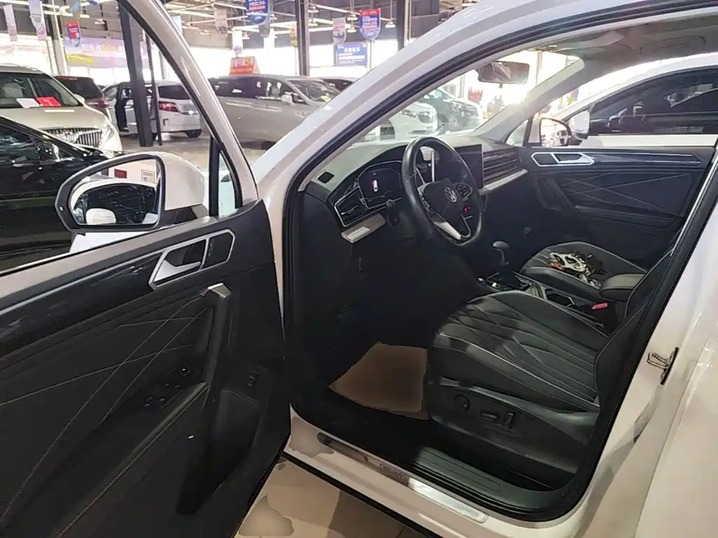 Photo 12 - Volkswagen Tiguan L