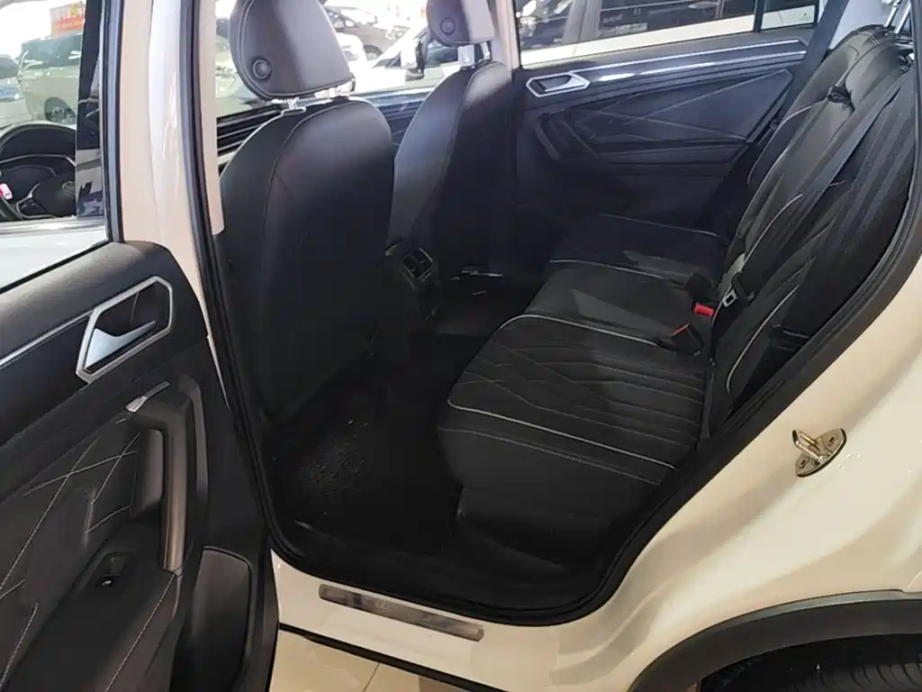 Photo 13 - Volkswagen Tiguan L
