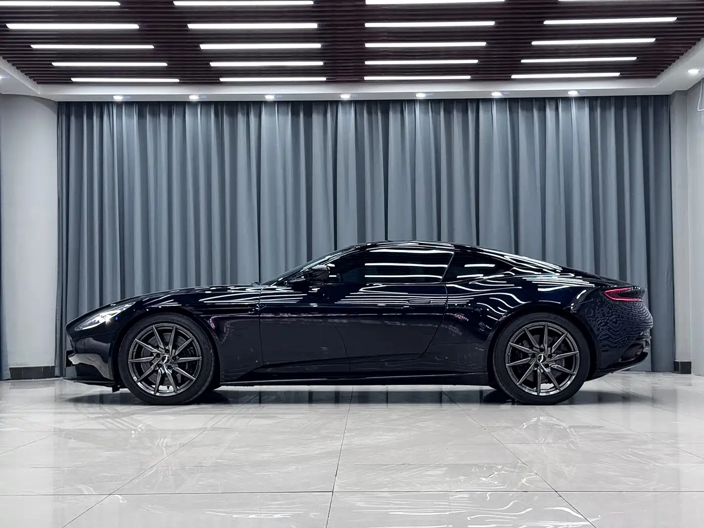 Aston Martin DB11 2017 2016 5.2T Launch Edition