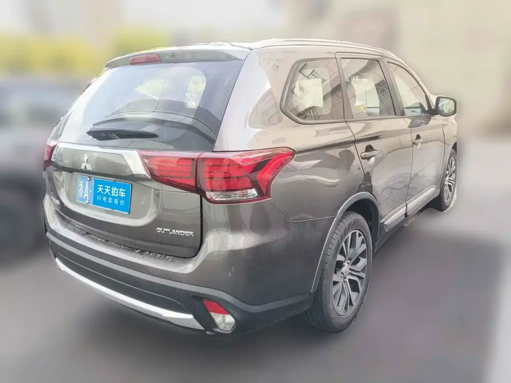 Фото 2 - Mitsubishi Outlander