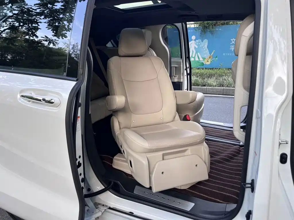 Фото 3 - Toyota Granvia