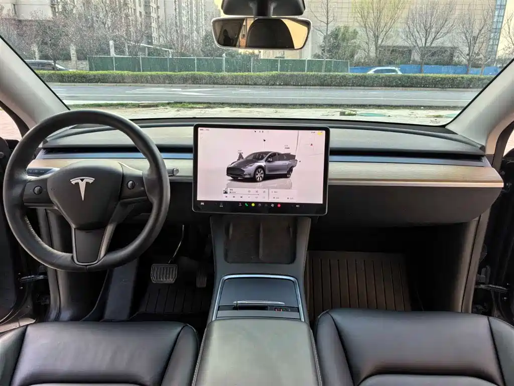 TESLA MODEL Y