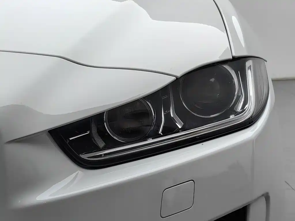 Photo 7 - Jaguar XE