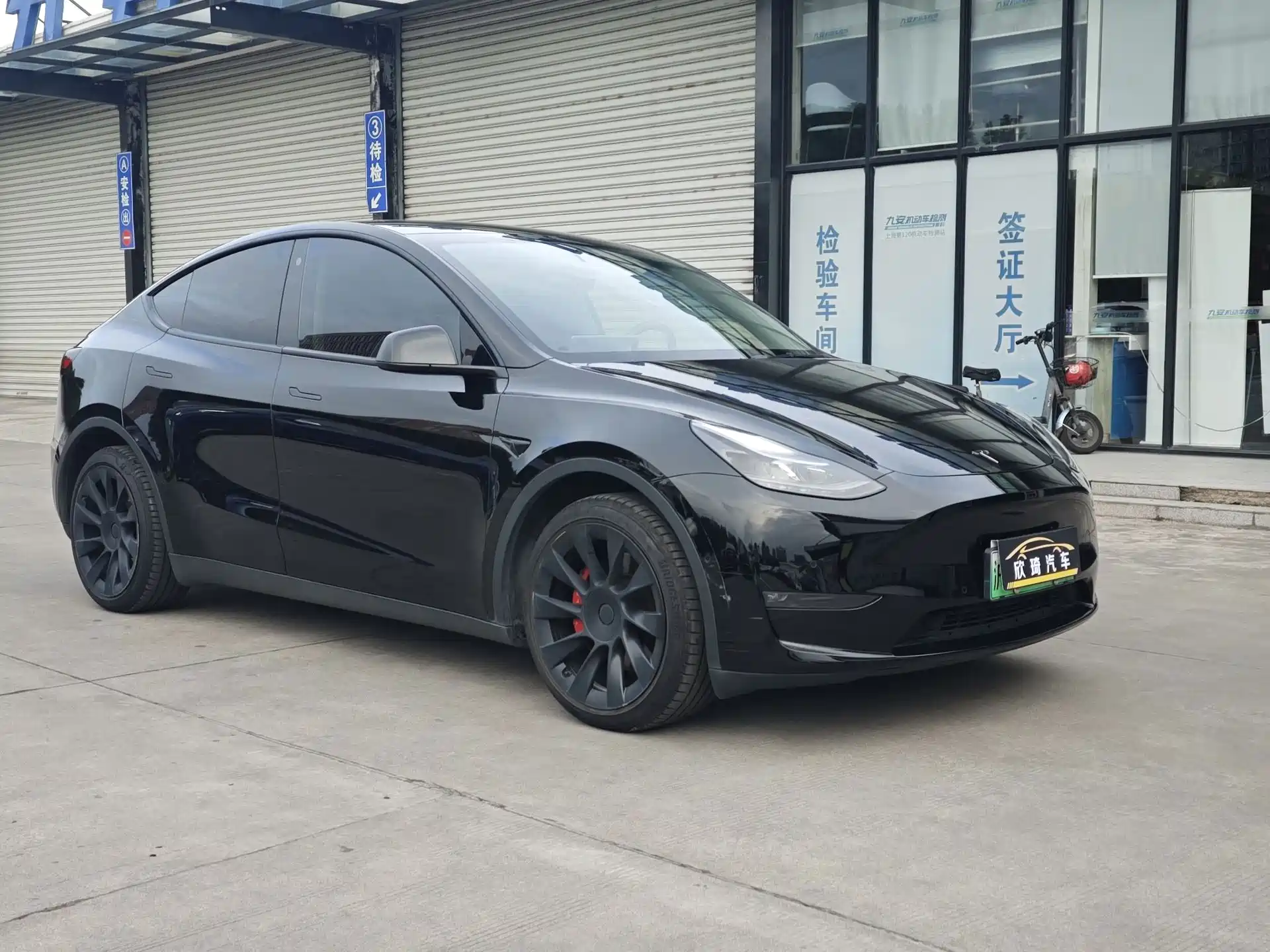 Photo 3 - Tesla Model Y