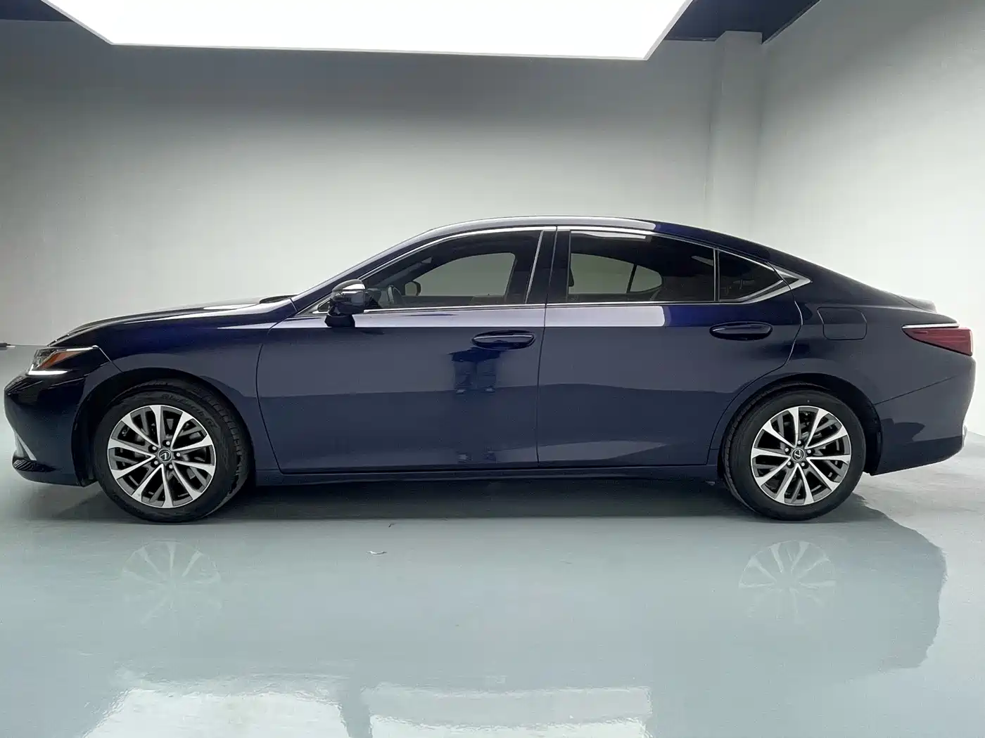 Lexus ES 2022 200 Excellence Edition фото 2