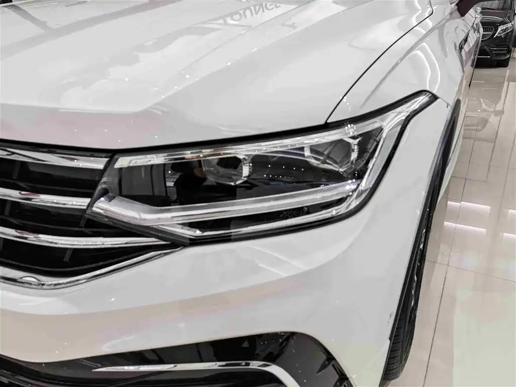 Volkswagen Tiguan L 2022 330TSI Auto 2WD R-Line Premium Edition фото 5