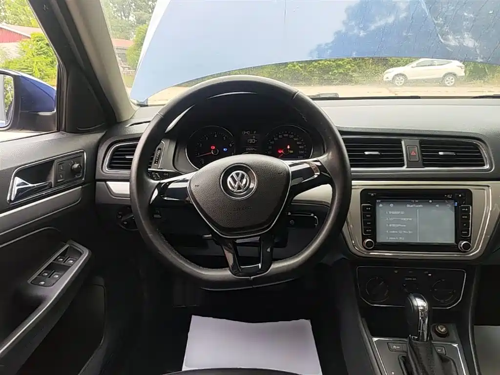 Volkswagen Lavida Tour 2015 1.6L Automatic Comfort Edition фото 11