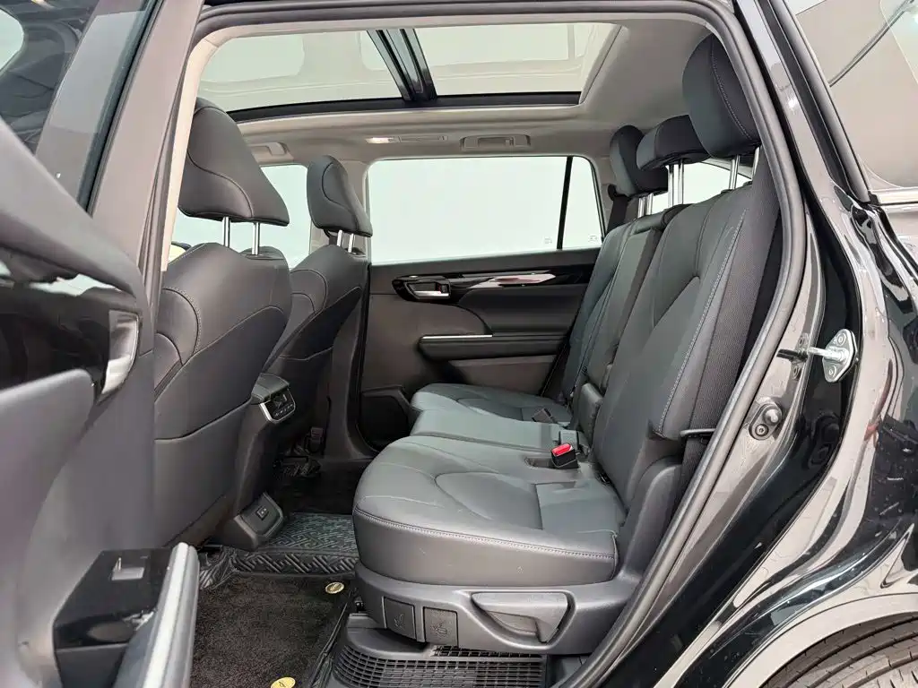 Фото 19 - Toyota Highlander