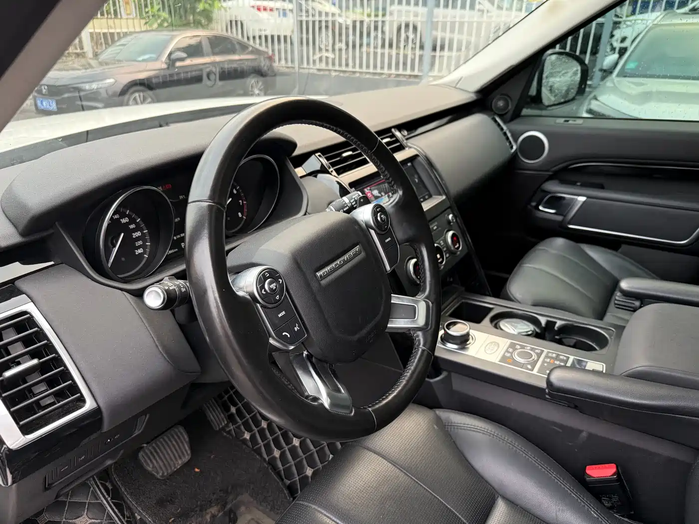 Land Rover Discovery 2017 3.0 SC V6 S фото 4