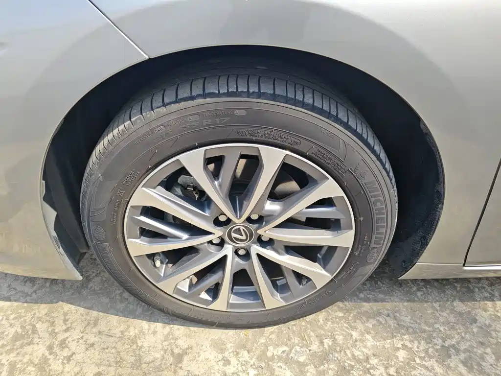 Фото 25 - Lexus ES