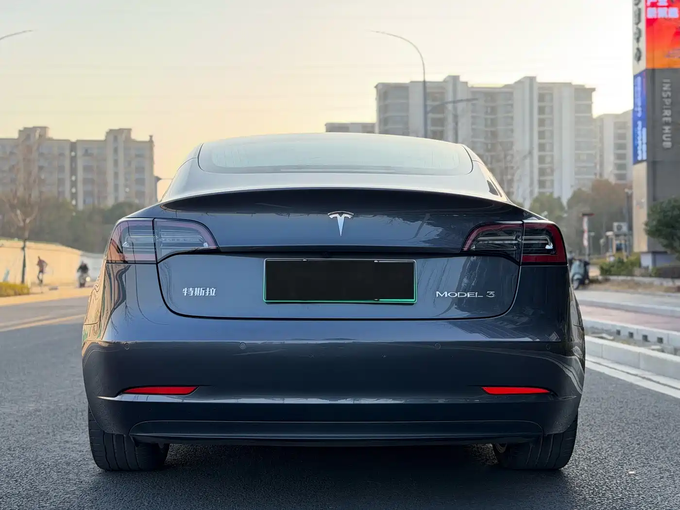 TESLA MODEL 3