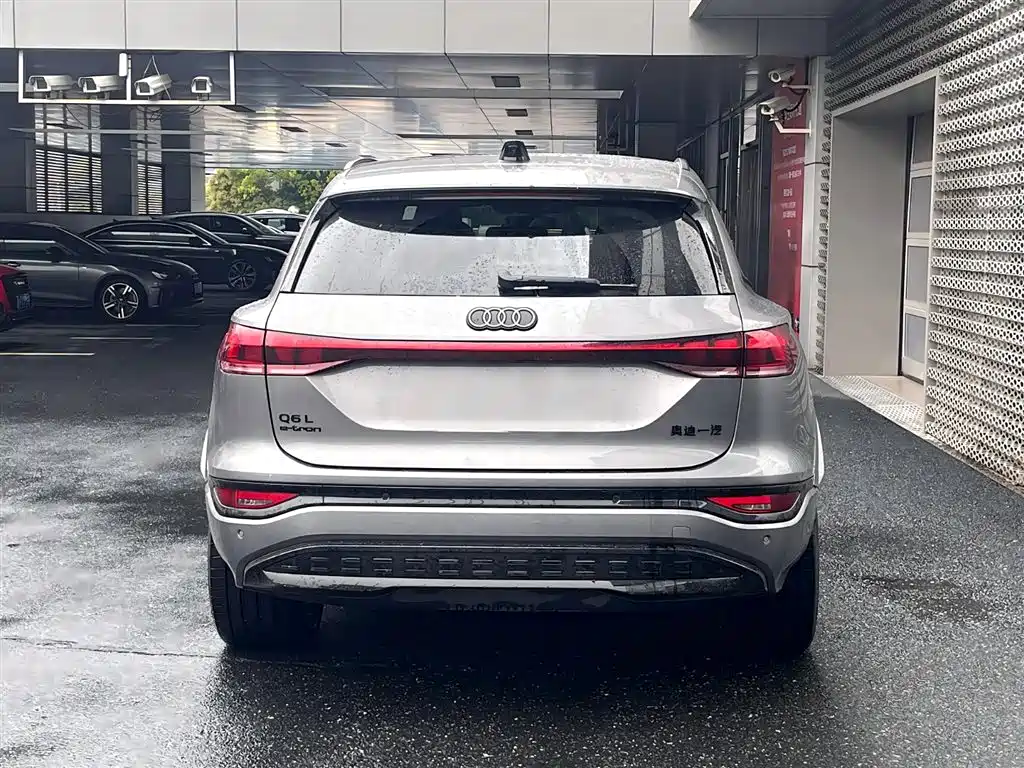 AUDI Q6L E TRON