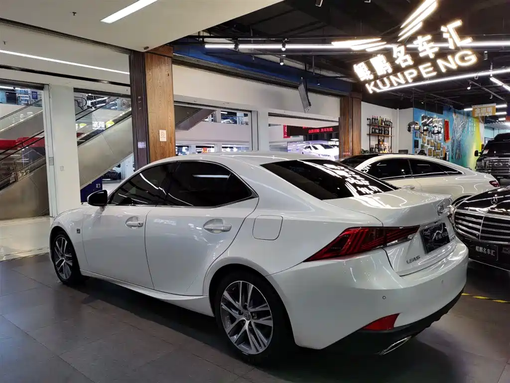Lexus IS 2017 300 Leading Edition фото 3