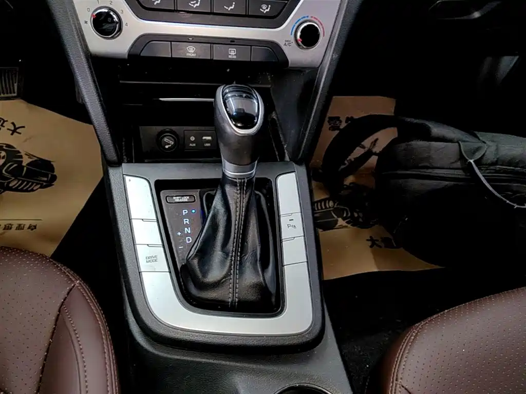 Hyundai Elantra 2016 1.6L Auto Smart·Luxury Edition фото 14