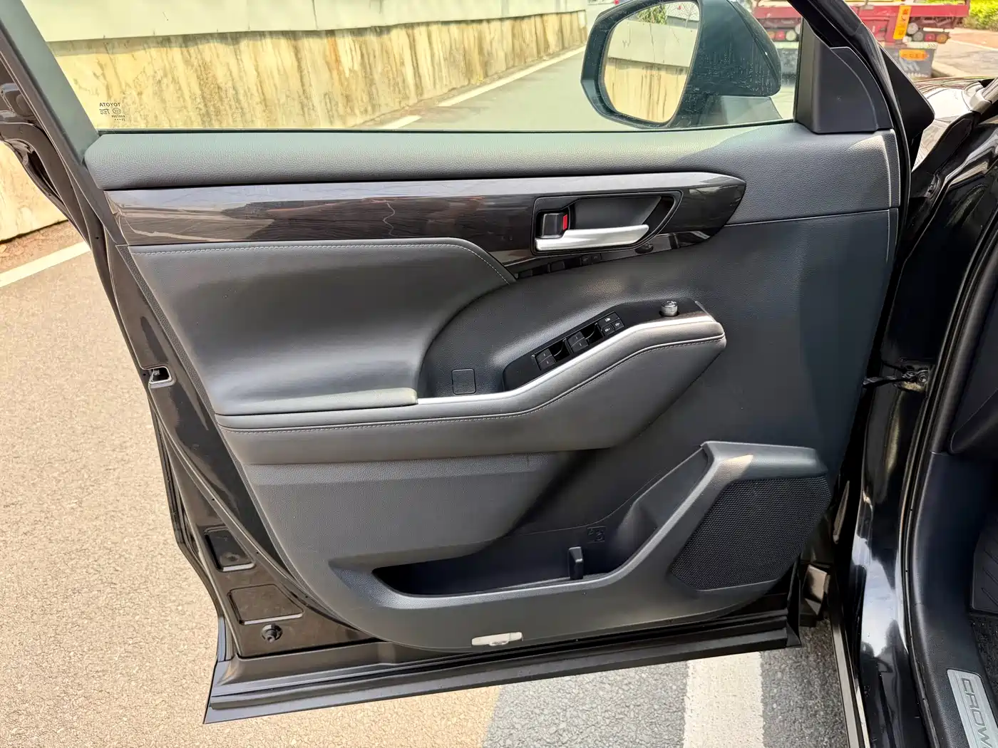 Toyota Crown Kluger 2024 2.5L HEV 4WD Luxury Edition фото 12