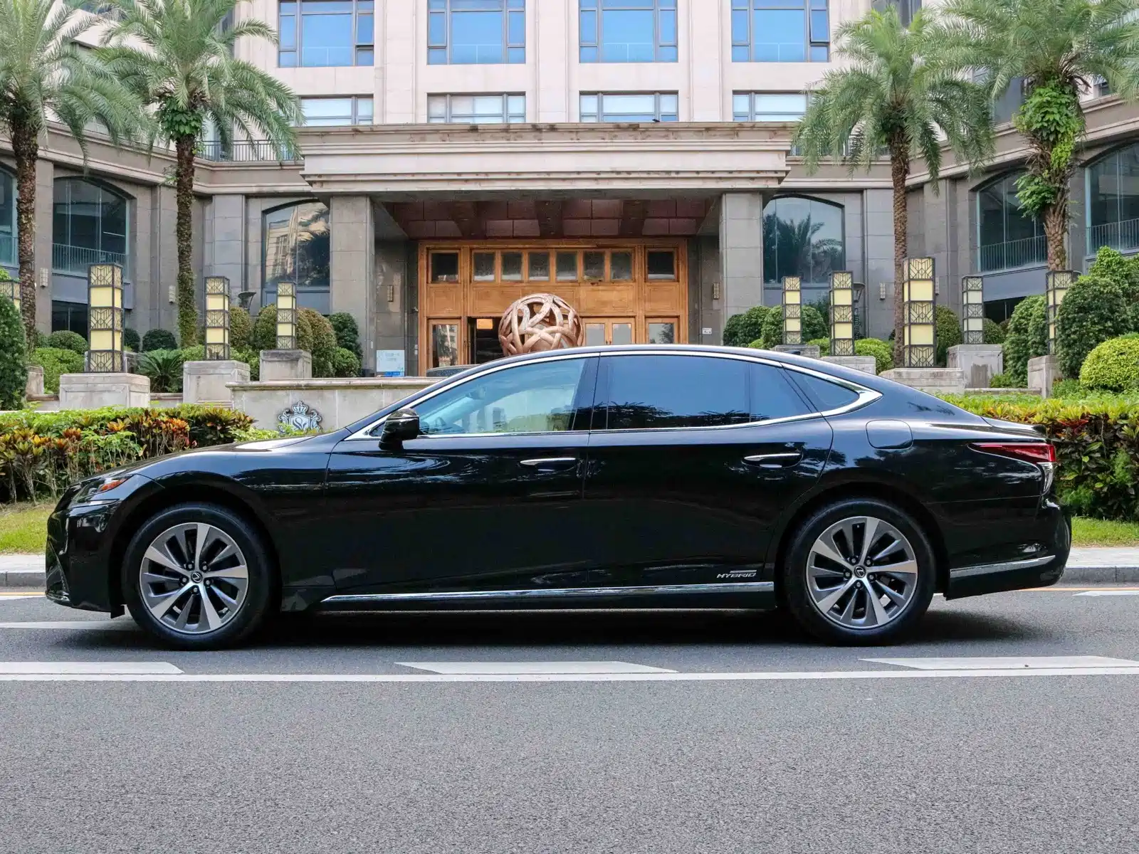 Фото 4 - Lexus LS