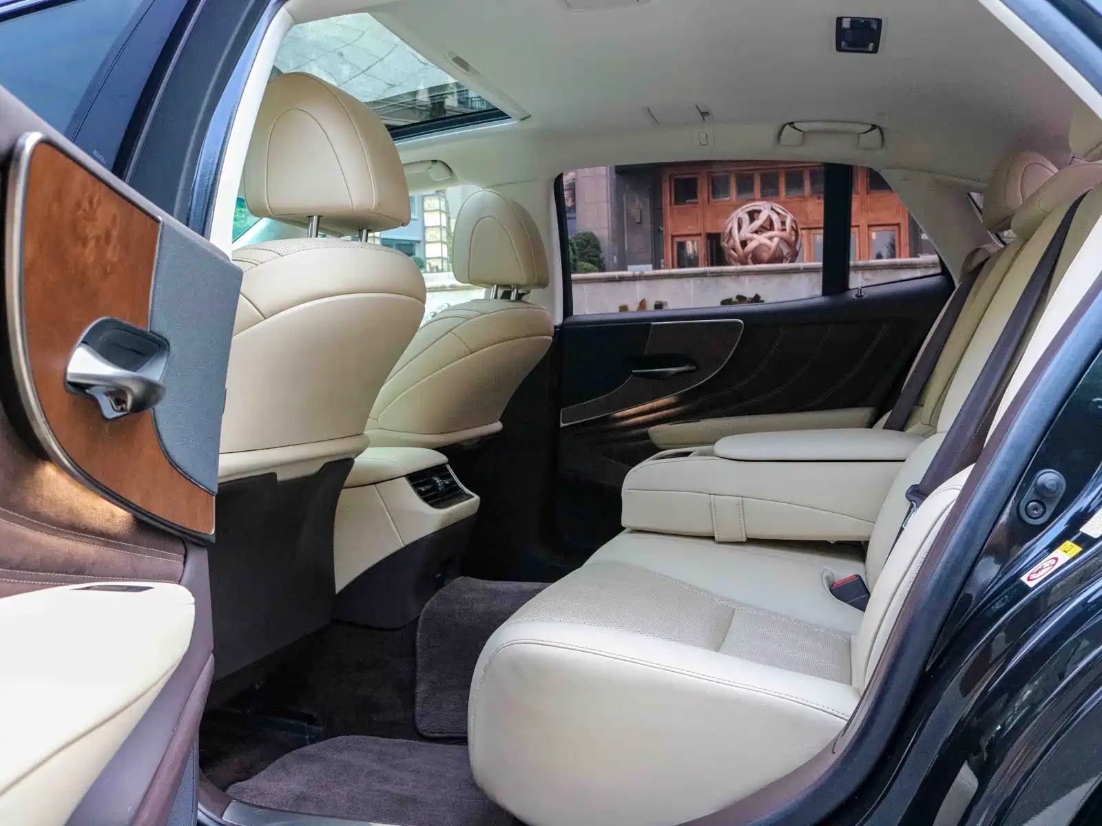 Фото 10 - Lexus LS