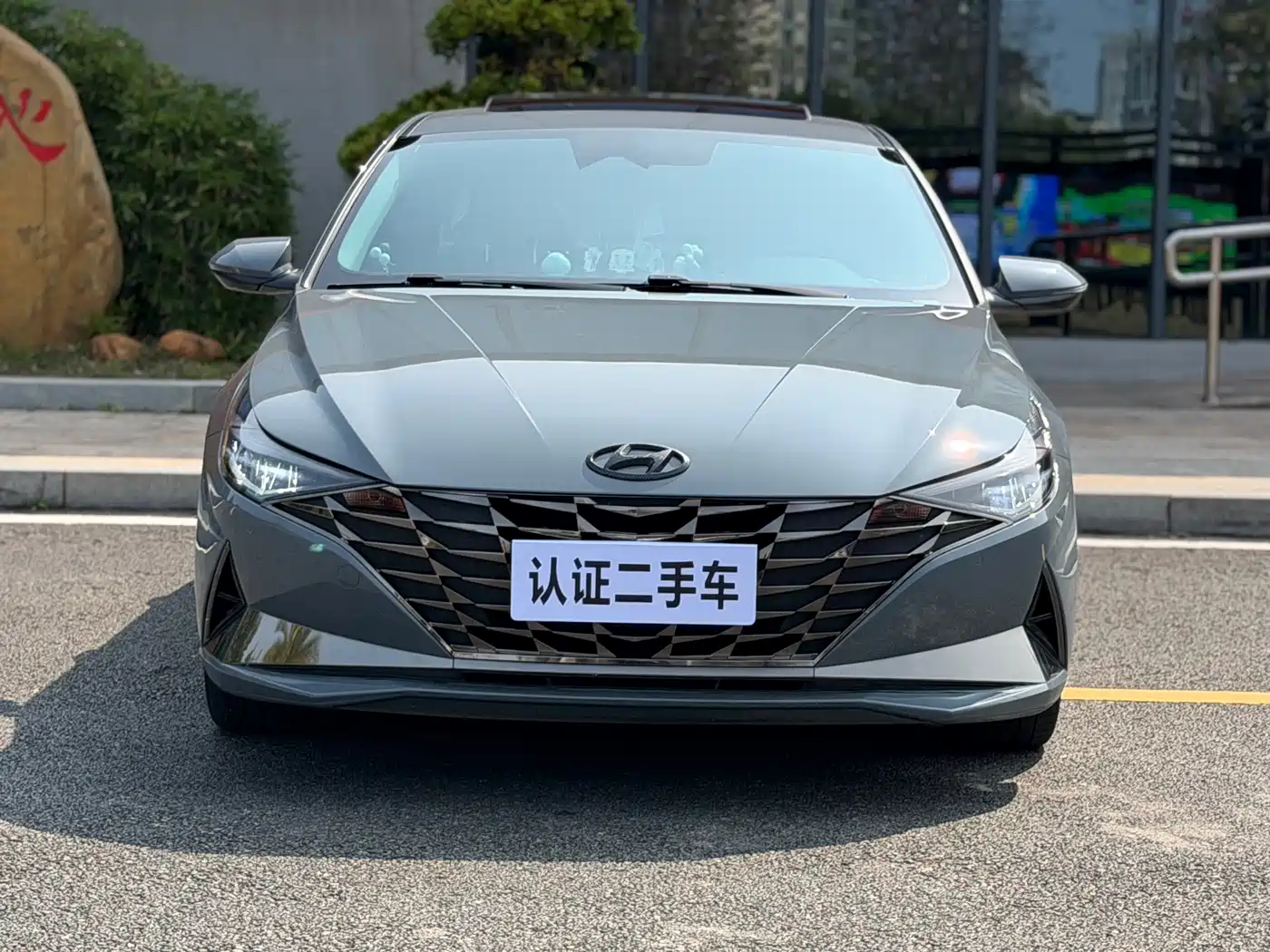 Hyundai Elantra 2021 1.5L CVT LUX Premium Edition фото 2