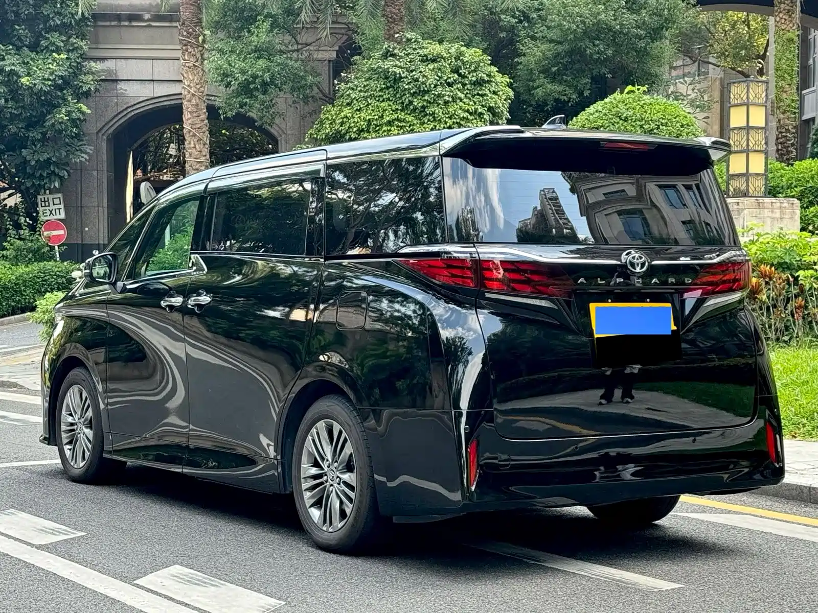 Photo 4 - Toyota Alphard