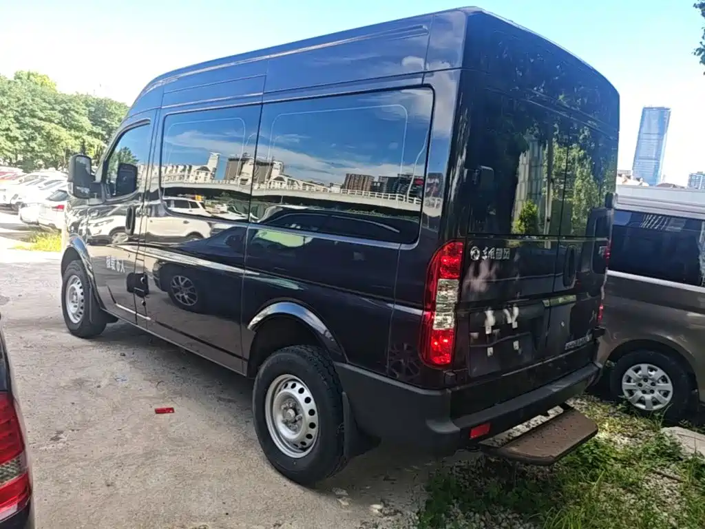 Dongfeng Yufeng Yufeng 2023 2023 V9+ 2.0T Automatic FWD Multi-purpose Short Wheelbase Medium Roof 5/6 Seater
