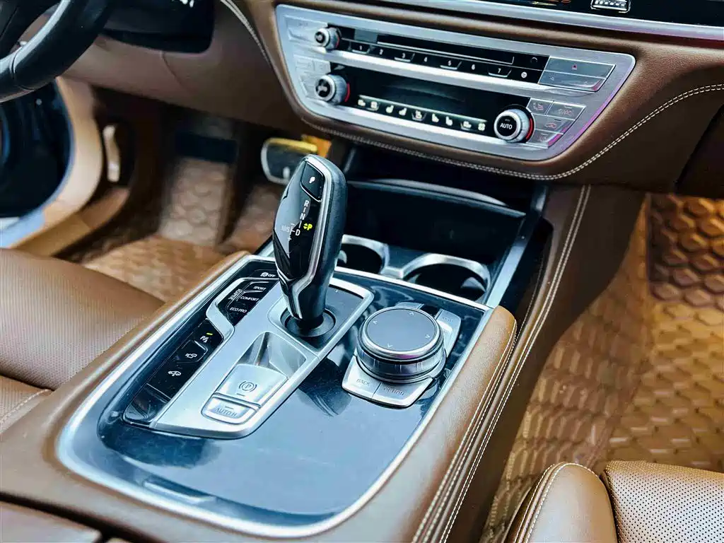 BMW 7 Series 2018 740Li xDrive Premium Type M Sport Package фото 12