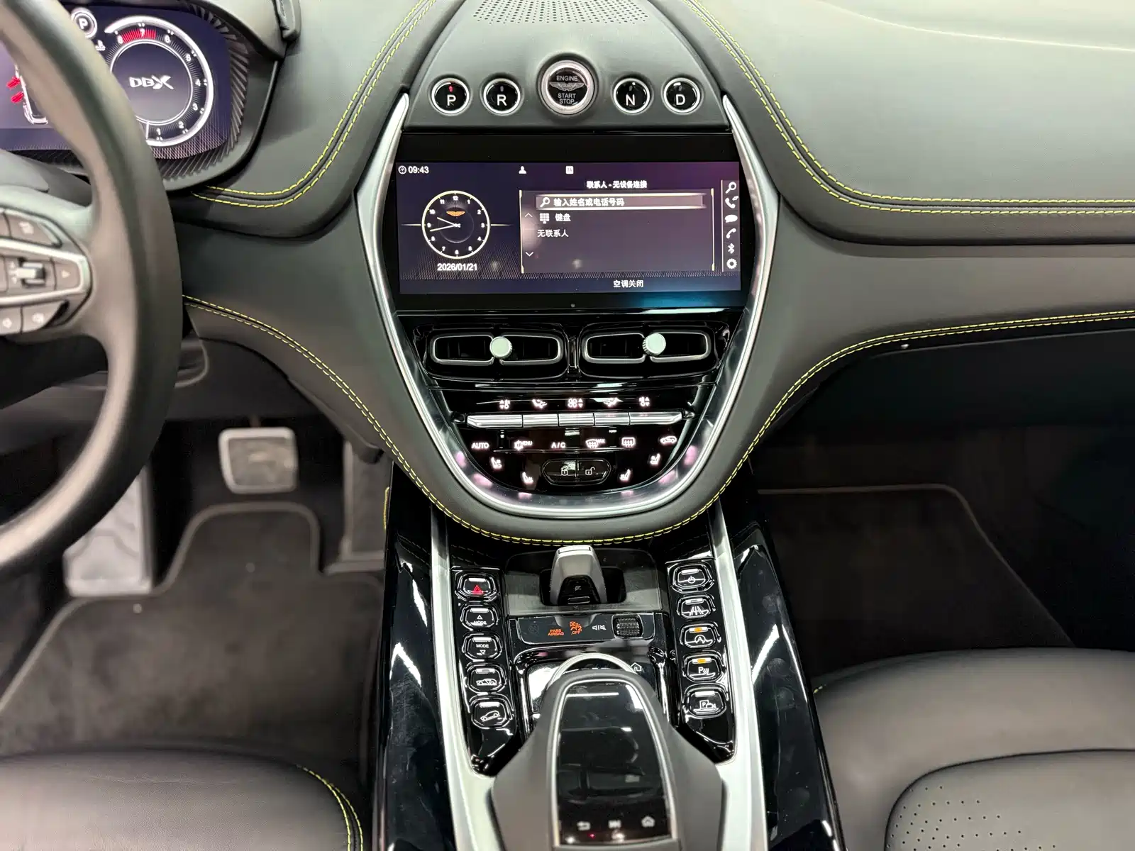 Photo 13 - Aston Martin DBX