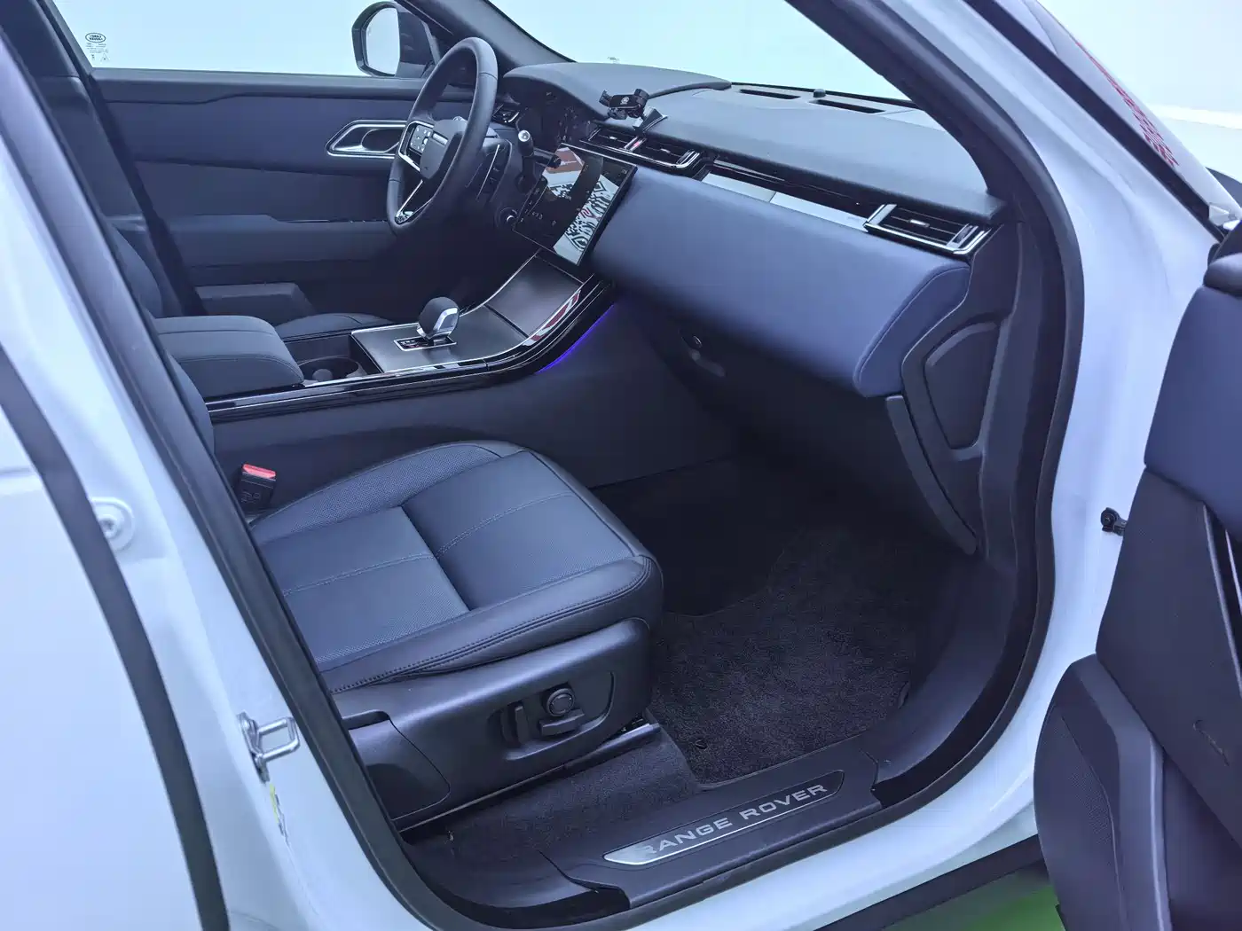 Land Rover Range Rover Velar 2025 Dynamic SE фото 15