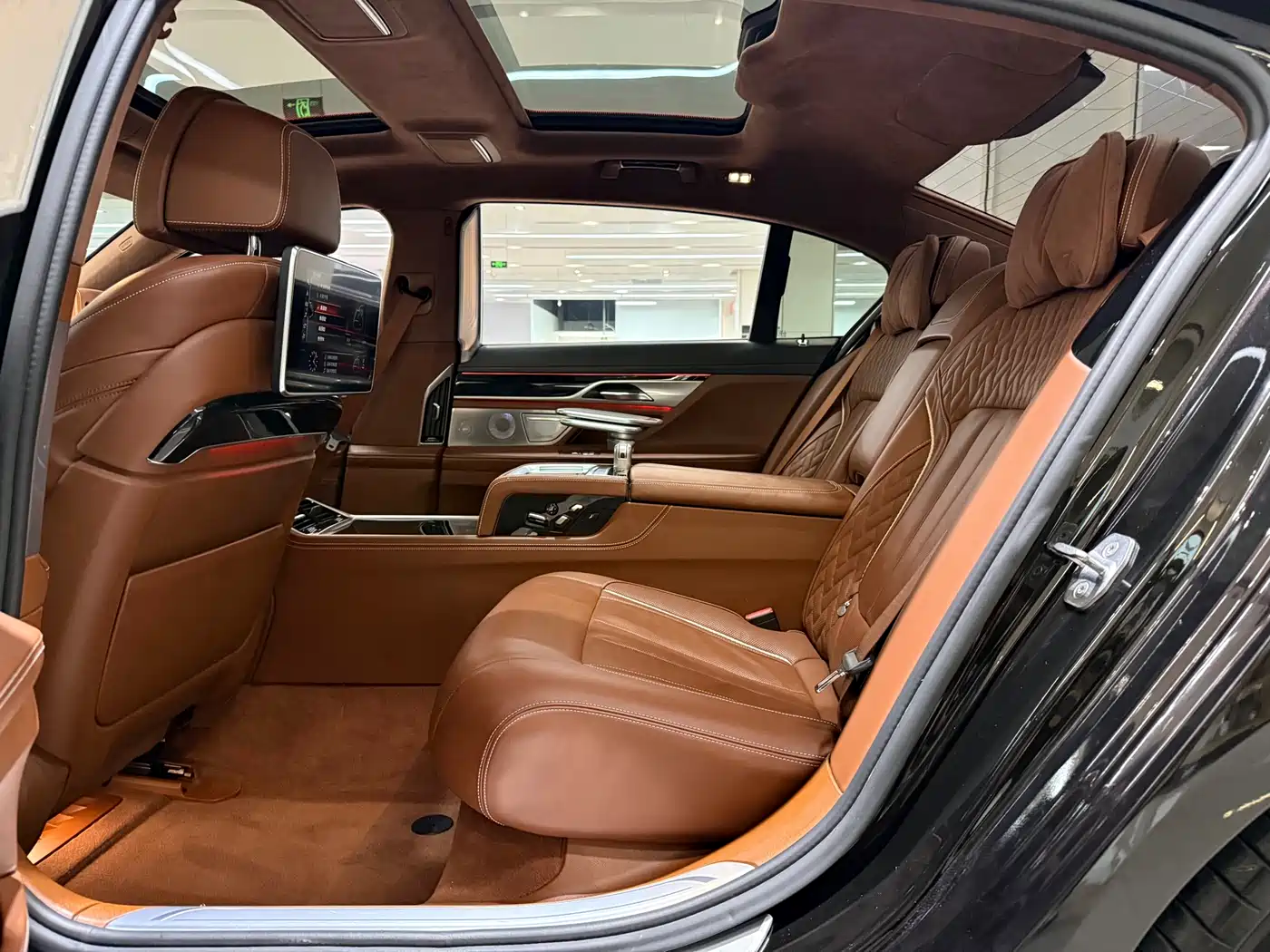 BMW 7 Series 2017 750Li xDrive Customized Edition (4-Seater) фото 12