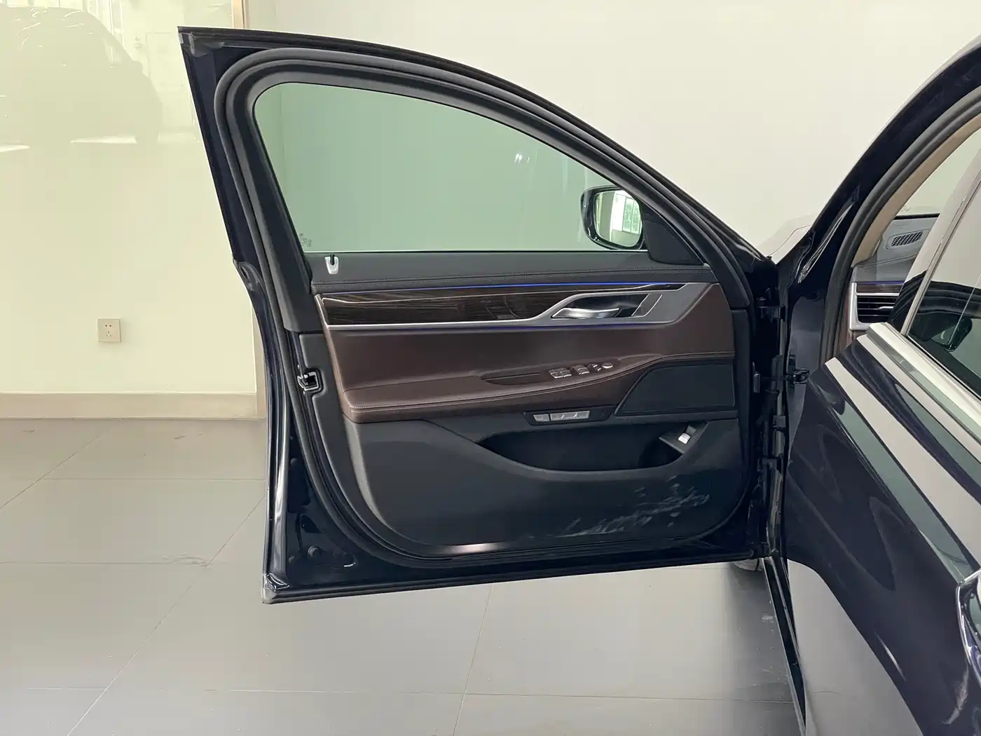 BMW 7 Series 2016 730Li Leading фото 20