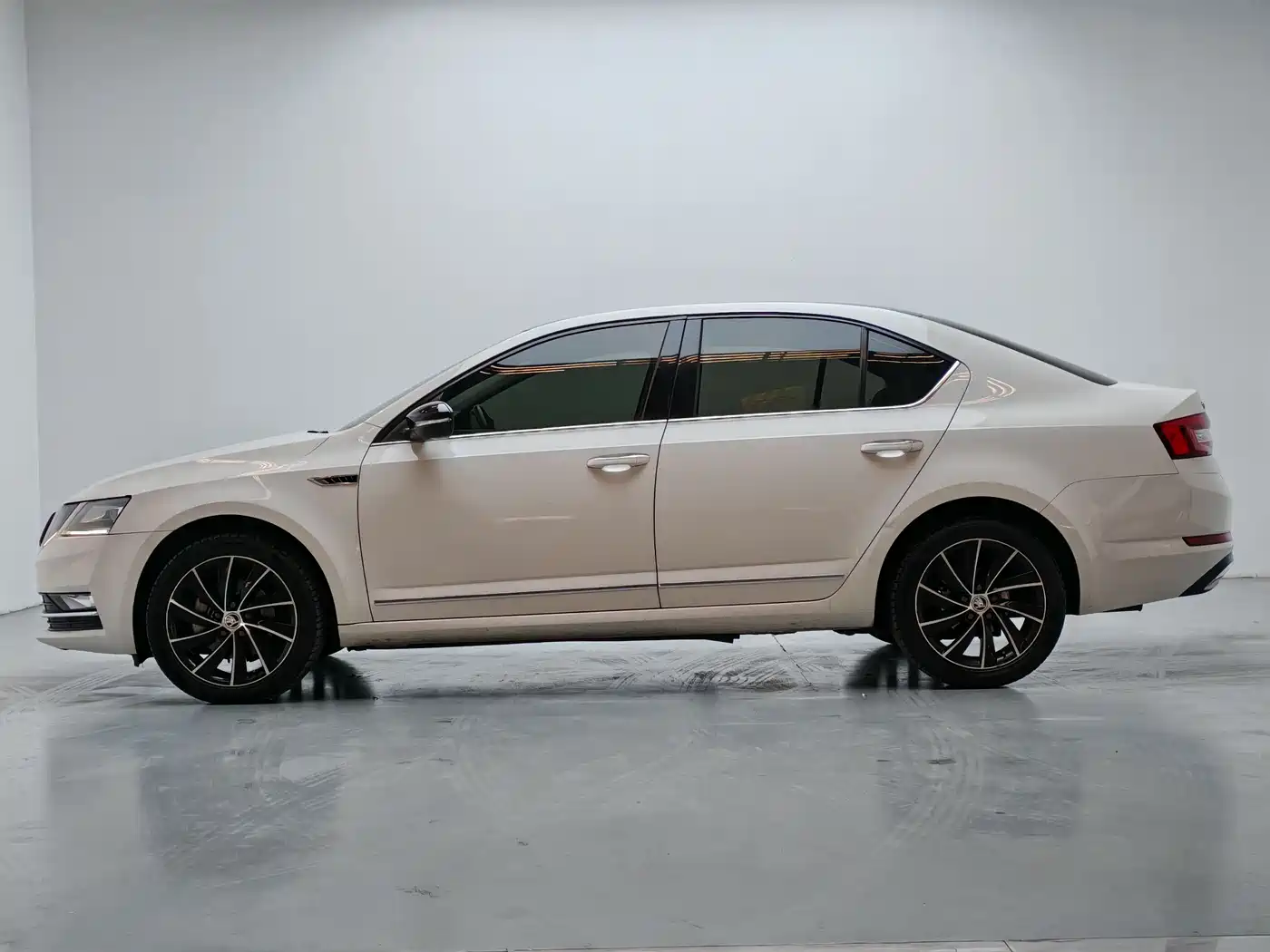 Škoda Octavia 2018 TSI280 DSG Luxury Edition фото 16