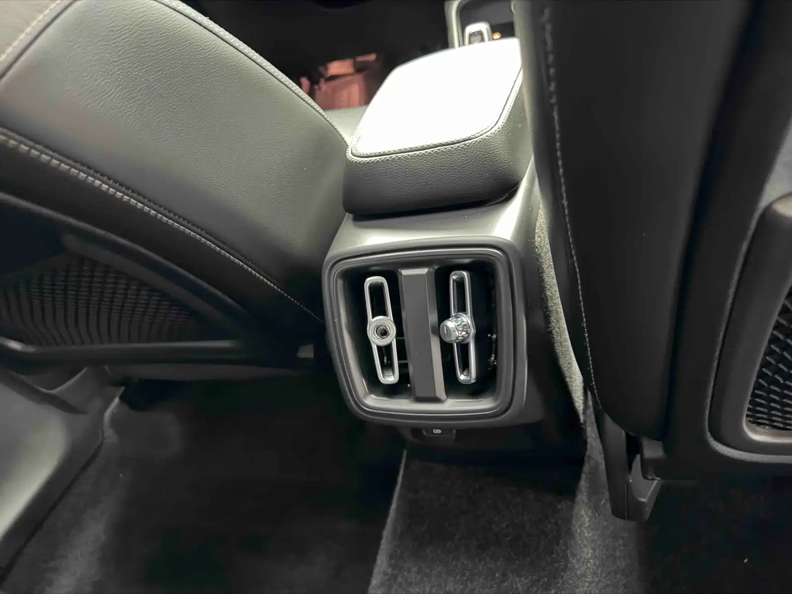 Фото 2 - Volvo XC40