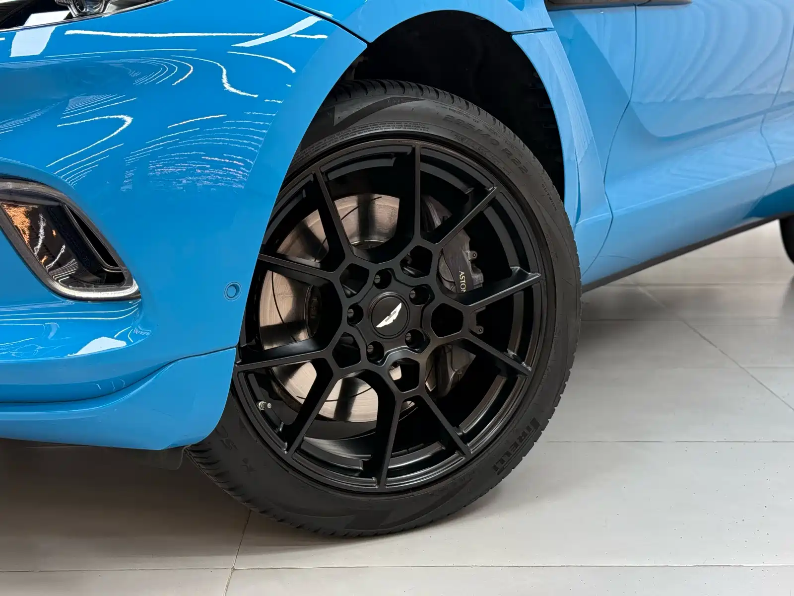 Photo 7 - Aston Martin DBX