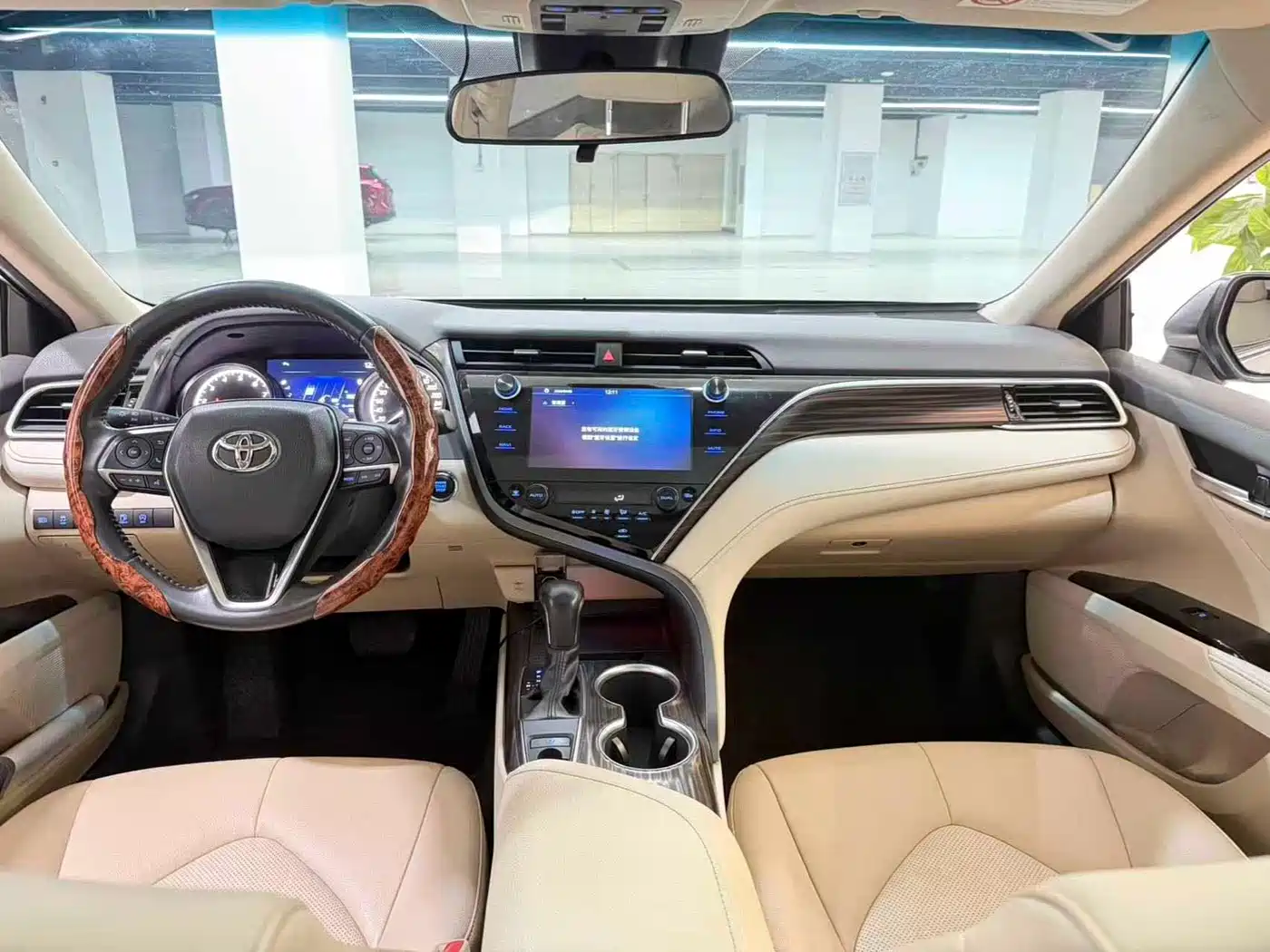 Фото 8 - Toyota Camry