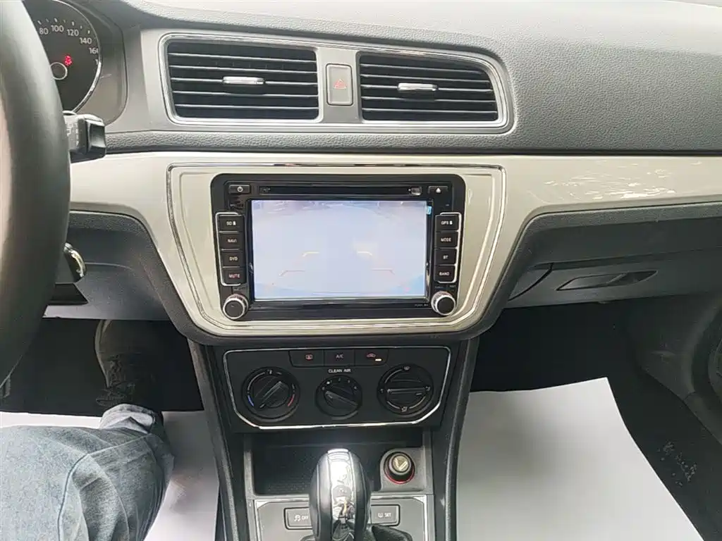 Volkswagen Lavida Tour 2015 1.6L Automatic Comfort Edition фото 13