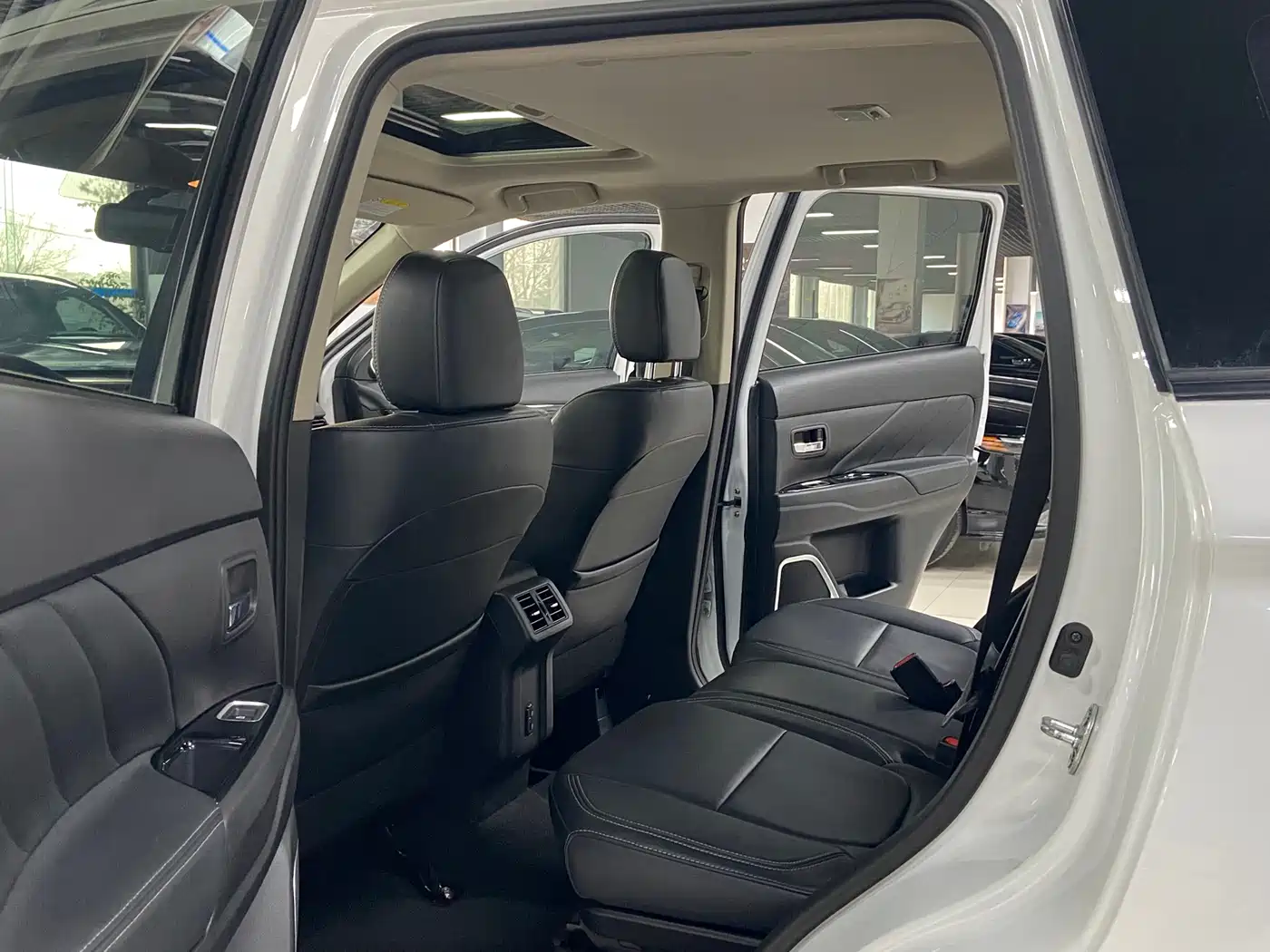 Mitsubishi Outlander 2020 2.0L 2WD Premium 5-seater фото 8