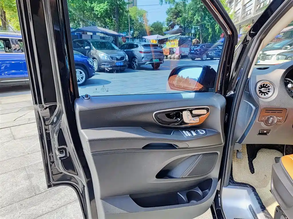 Mercedes-Benz Vito 2023 2.0T Elite 7-Seater фото 6