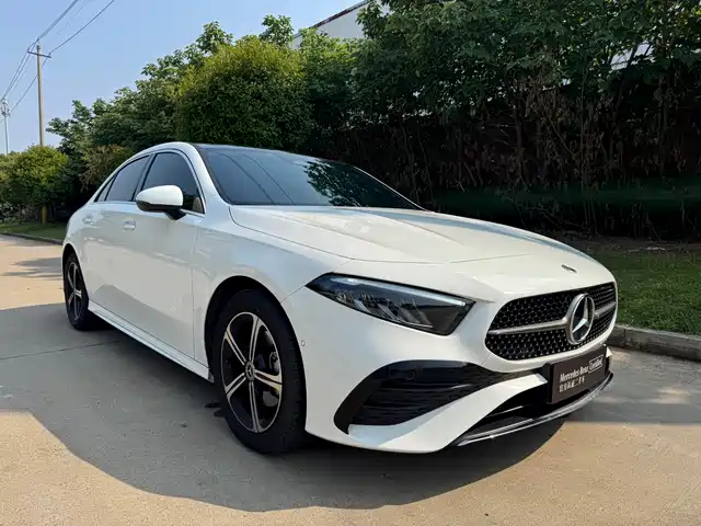 Mercedes-Benz A-Class 2024 A 200 L Fashion Edition — фото 3