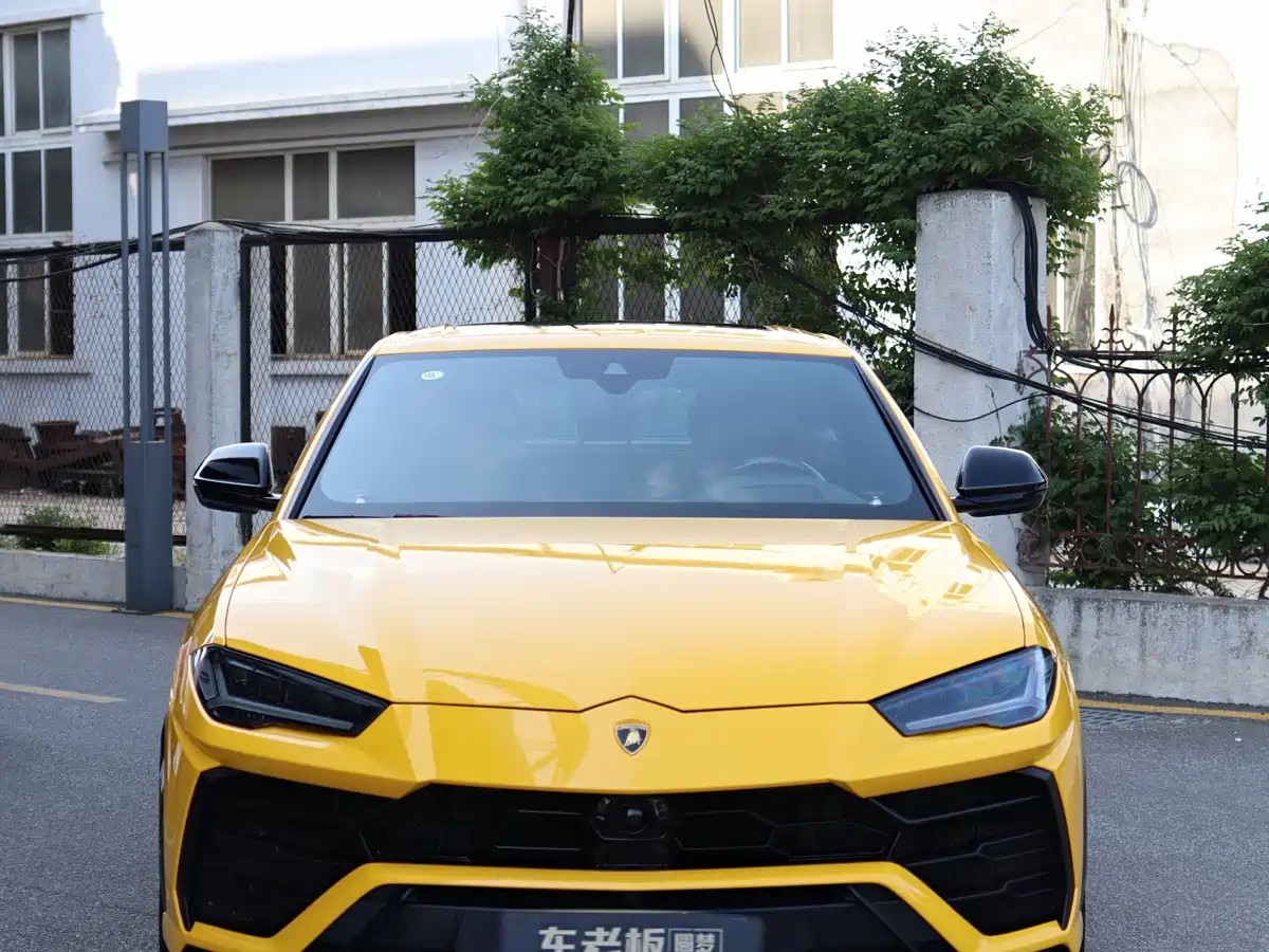 Фото 2 - Lamborghini Urus