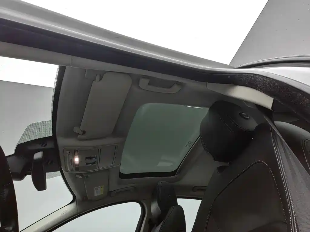 Photo 14 - Jaguar XE