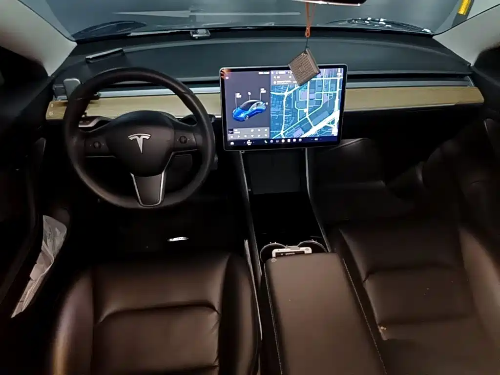 Фото 10 - Tesla Model 3