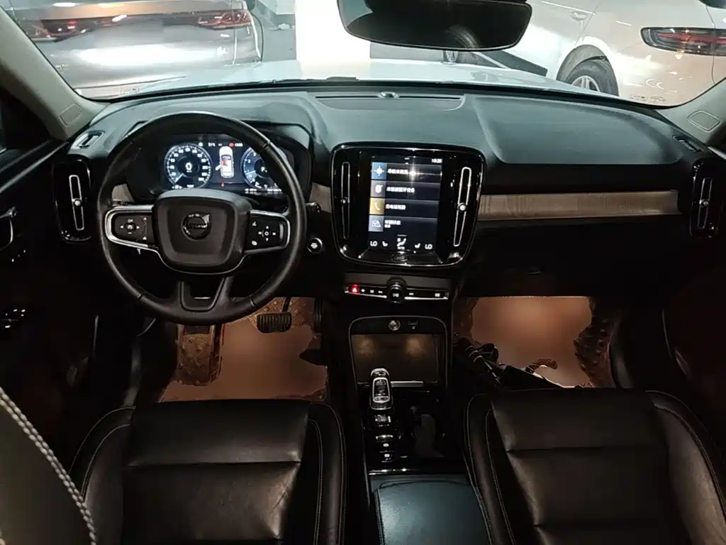 Фото 10 - Volvo XC40