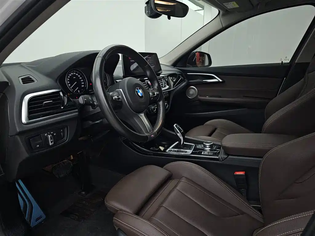 BMW 1 Series 2023 125i M Sport Shadow Edition фото 3